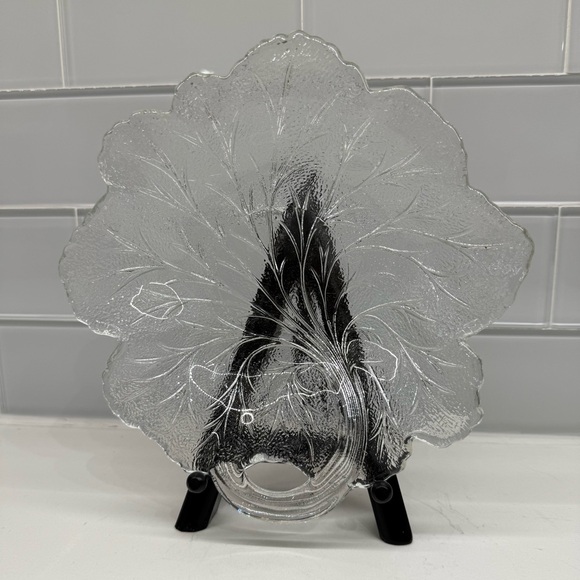 Vintage MCM 1950s Leaf Candy Dish Shallow Clear Pressed Glass with Handle - Picture 4 of 10